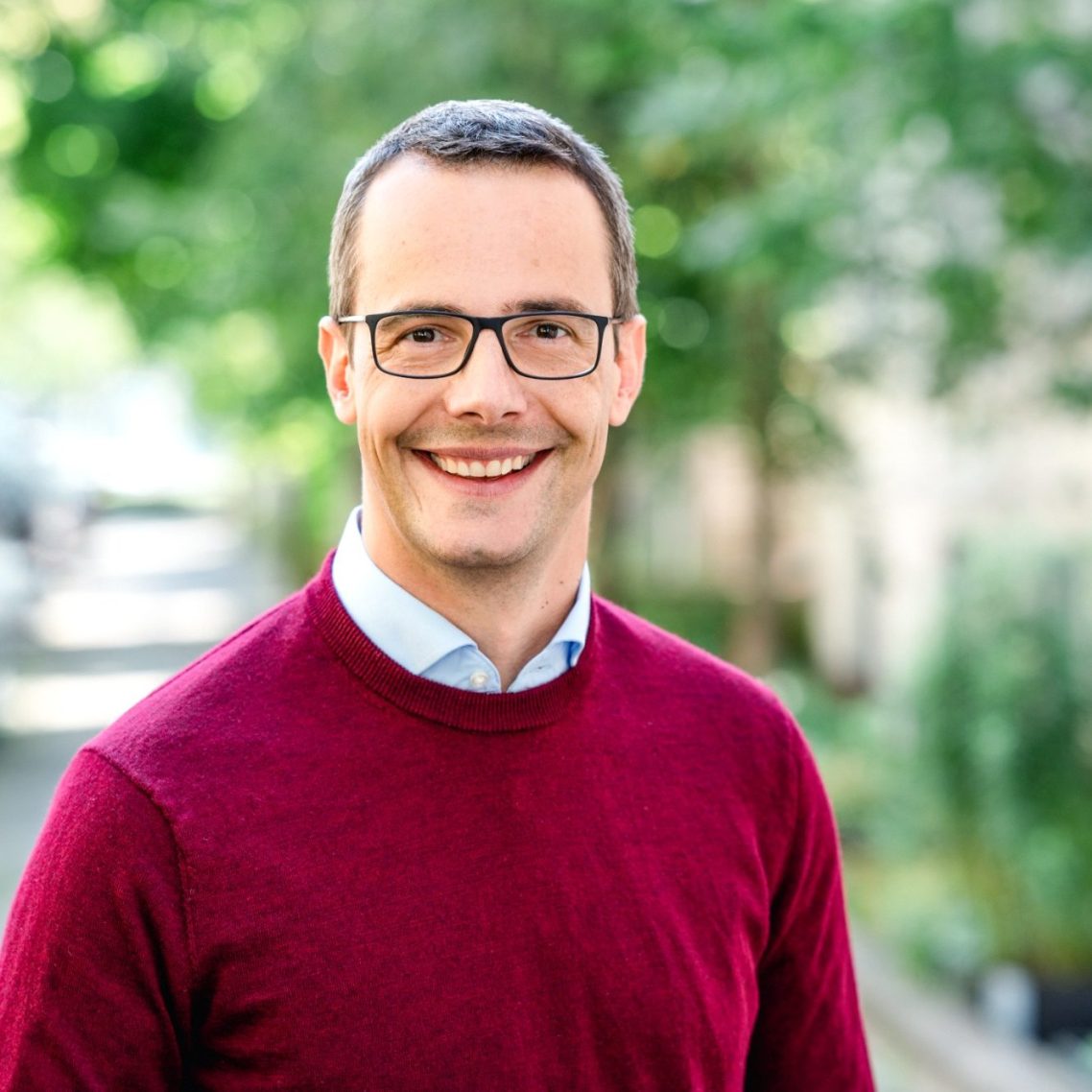 Bild von Alexander Pohl in rotem Pullover | Marketing-Experte, Online Stratege und Systemischer Coach in München